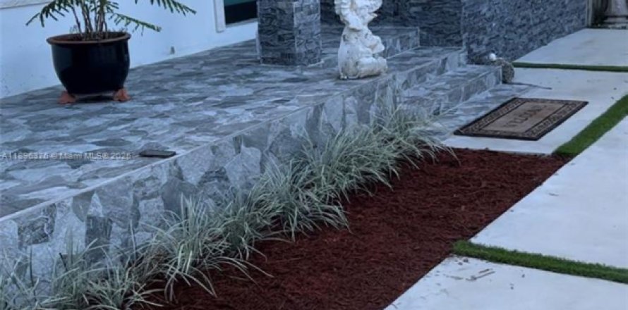 House in Miami, Florida 2 bedrooms, 146.32 sq.m. № 1950314