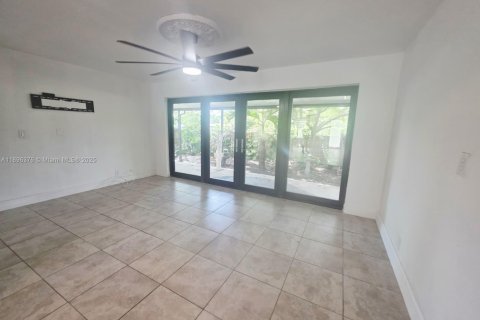 Casa en alquiler en Miami, Florida, 2 dormitorios, 146.32 m2 № 1950314 - foto 3