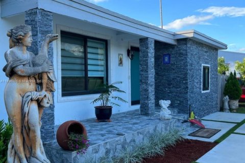 Casa en alquiler en Miami, Florida, 2 dormitorios, 146.32 m2 № 1950314 - foto 2