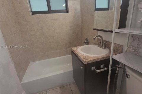 Casa en alquiler en Miami, Florida, 2 dormitorios, 146.32 m2 № 1950314 - foto 8