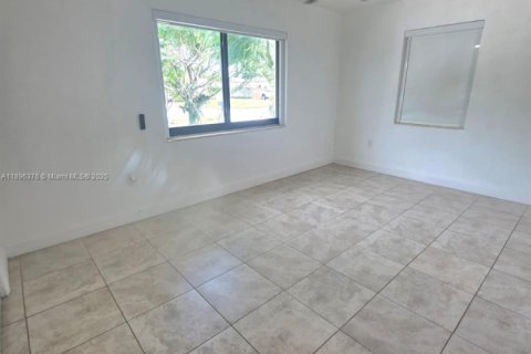 Casa en alquiler en Miami, Florida, 2 dormitorios, 146.32 m2 № 1950314 - foto 4
