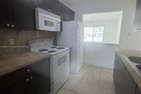 Casa en alquiler en Miami, Florida, 2 dormitorios, 146.32 m2 № 1950314 - foto 6