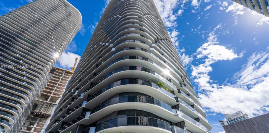 Condominio en Miami, Florida, 1 dormitorio  № 2049554