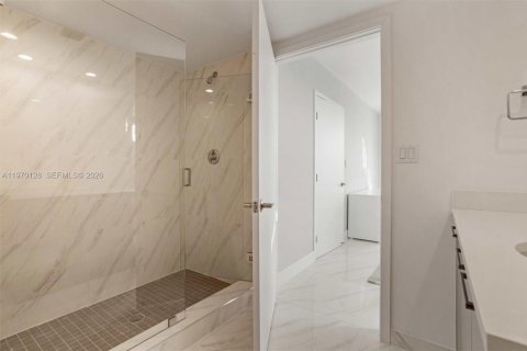 Condominio en venta en Bay Harbor Islands, Florida, 3 dormitorios № 2030853 - foto 17