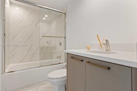 Condominio en venta en Bay Harbor Islands, Florida, 3 dormitorios № 2030853 - foto 22