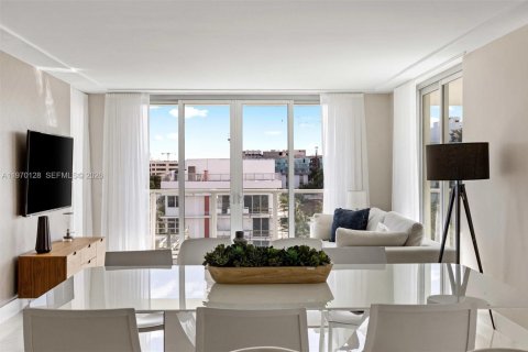 Condominio en venta en Bay Harbor Islands, Florida, 3 dormitorios № 2030853 - foto 1