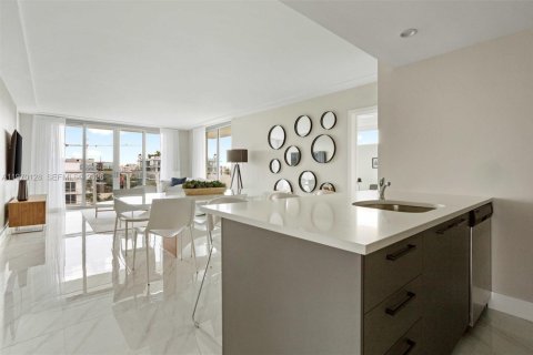 Condominio en venta en Bay Harbor Islands, Florida, 3 dormitorios № 2030853 - foto 4
