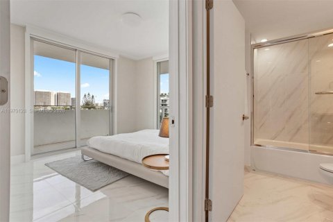 Condominio en venta en Bay Harbor Islands, Florida, 3 dormitorios № 2030853 - foto 21