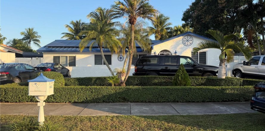 Дом в Майами, Флорида 5 спален, 204.94м2 № 2051597