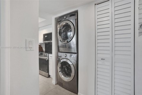 Condominio en alquiler en Miami, Florida, 2 dormitorios, 129.13 m2 № 2011813 - foto 9