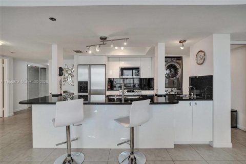 Condominio en alquiler en Miami, Florida, 2 dormitorios, 129.13 m2 № 2011813 - foto 7