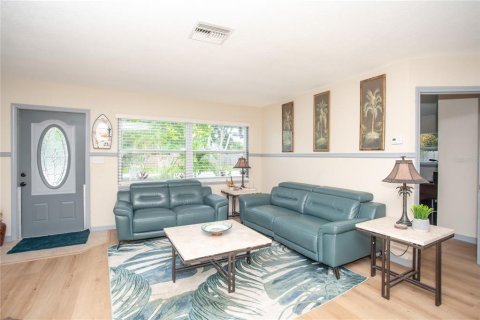 House in Gulfport, Florida 3 bedrooms, 149.67 sq.m. № 1910943 - photo 5