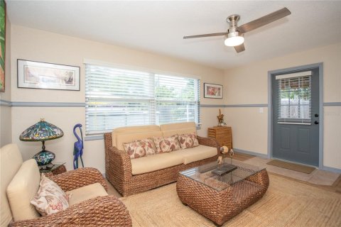 House in Gulfport, Florida 3 bedrooms, 149.67 sq.m. № 1910943 - photo 25