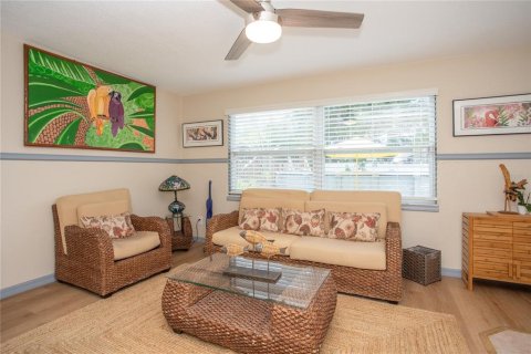 House in Gulfport, Florida 3 bedrooms, 149.67 sq.m. № 1910943 - photo 12