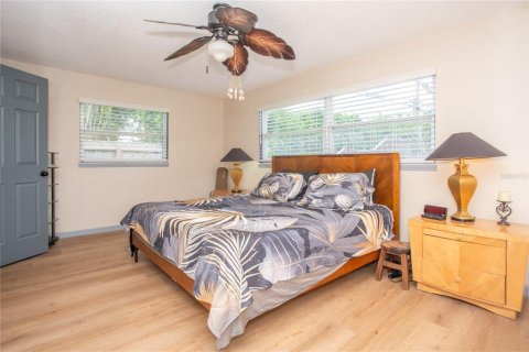 House in Gulfport, Florida 3 bedrooms, 149.67 sq.m. № 1910943 - photo 14