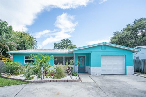 House in Gulfport, Florida 3 bedrooms, 149.67 sq.m. № 1910943 - photo 2