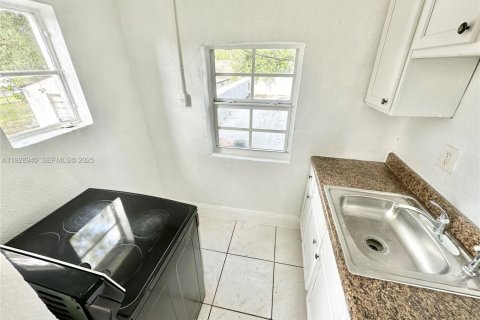 Снять в аренду квартиру в Майами, Флорида 37.16м2, № 1992131 - фото 15