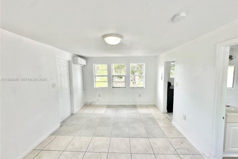 Снять в аренду квартиру в Майами, Флорида 37.16м2, № 1992131 - фото 5