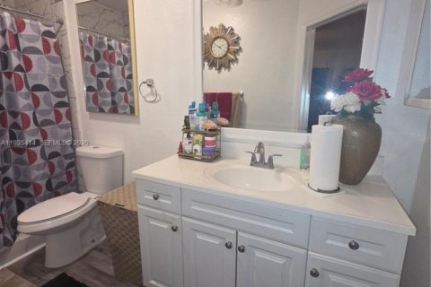 Townhouse in Miami, Florida 3 bedrooms, 131.18 sq.m. № 2037703 - photo 14