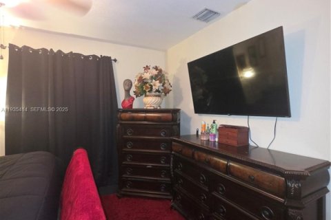 Townhouse in Miami, Florida 3 bedrooms, 131.18 sq.m. № 2037703 - photo 12