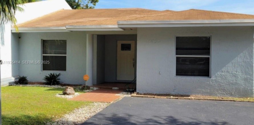 Townhouse in Miami, Florida 3 bedrooms, 131.18 sq.m. № 2037703