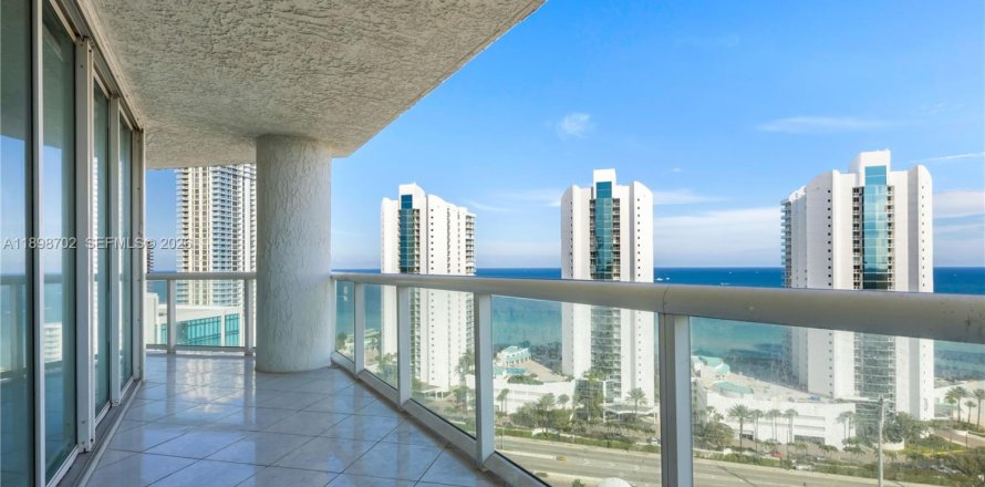 Кондоминиум с 2 спальнями в Санни-Айлс-Бич, Флорида № 2036388