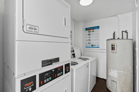 Condo in Sunrise, Florida, 3 bedrooms  № 2383277 - photo 29