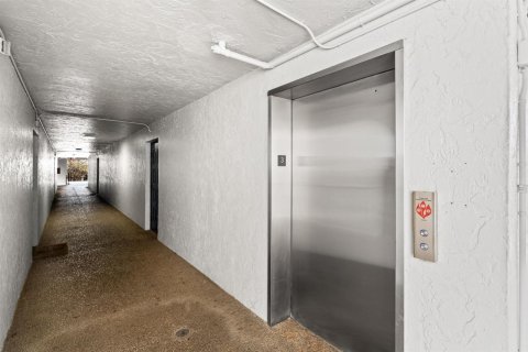 Condo in Sunrise, Florida, 3 bedrooms  № 2383277 - photo 3