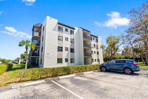 Condo in Sunrise, Florida, 3 bedrooms  № 2383277 - photo 2