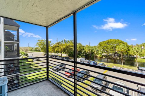 Condo in Sunrise, Florida, 3 bedrooms  № 2383277 - photo 11