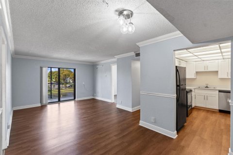 Condo in Sunrise, Florida, 3 bedrooms  № 2383277 - photo 4