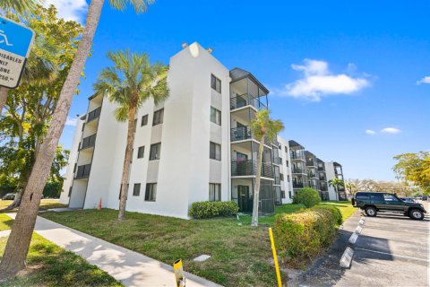Condo in Sunrise, Florida, 3 bedrooms  № 2383277 - photo 27