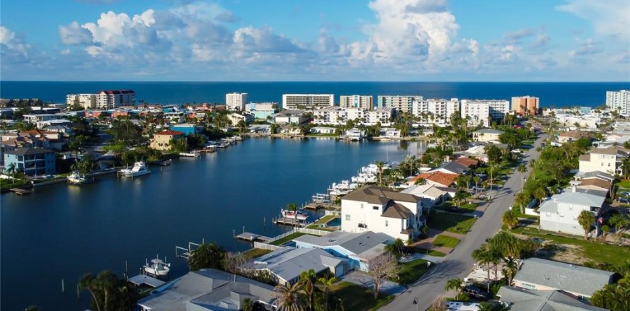 House in North Redington Beach, Florida 3 bedrooms, 160.81 sq.m. № 1902174