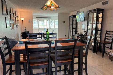 Condo in Sunrise, Florida, 2 bedrooms  № 1715801 - photo 13