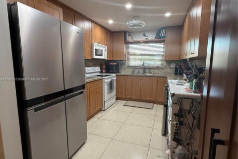 Condo in Sunrise, Florida, 2 bedrooms  № 1715801 - photo 10