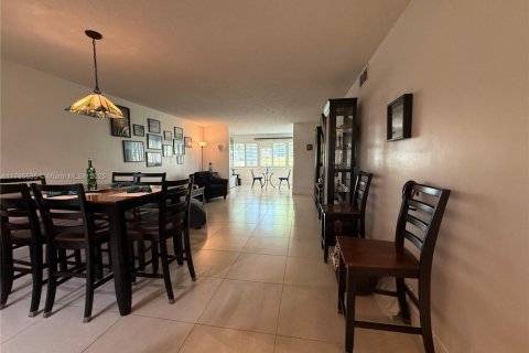 Condo in Sunrise, Florida, 2 bedrooms  № 1715801 - photo 17