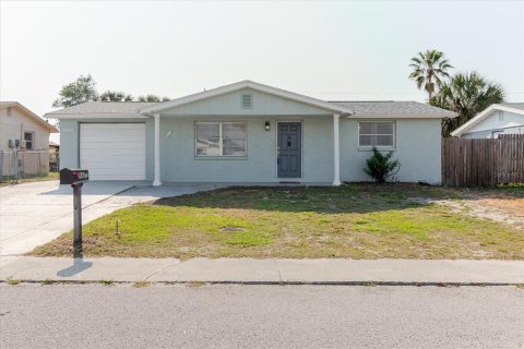 House in Port Richey, Florida 3 bedrooms, 91.42 sq.m. № 2217749