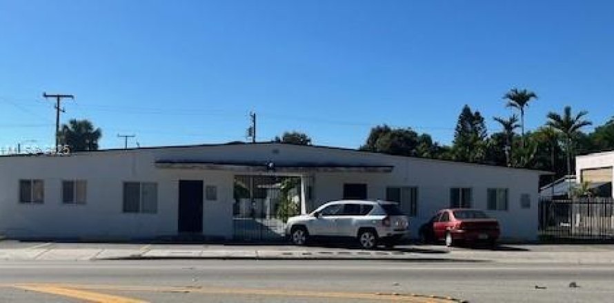 Commercial property in Miami, Florida № 1836110