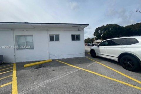 Commercial property in Miami, Florida № 1836110 - photo 25