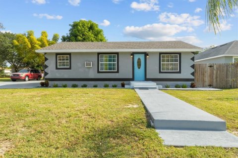 House in Dundee, Florida 3 bedrooms, 69.49 sq.m. № 2197719 - photo 2