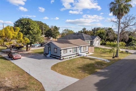 House in Dundee, Florida 3 bedrooms, 69.49 sq.m. № 2197719