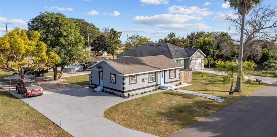 House in Dundee, Florida 3 bedrooms, 69.49 sq.m. № 2197719