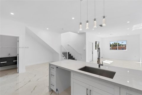 House in Fort Lauderdale, Florida 3 bedrooms № 1855110 - photo 6