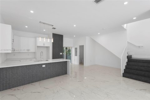 House in Fort Lauderdale, Florida 3 bedrooms № 1855110 - photo 2