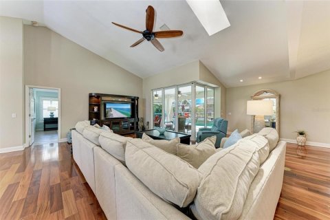 House in Punta Gorda, Florida 4 bedrooms, 216.74 sq.m. № 1681644 - photo 10