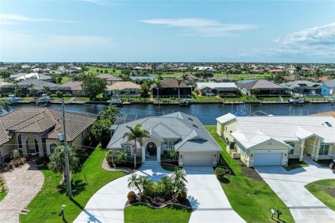 House in Punta Gorda, Florida 4 bedrooms, 216.74 sq.m. № 1681644 - photo 5