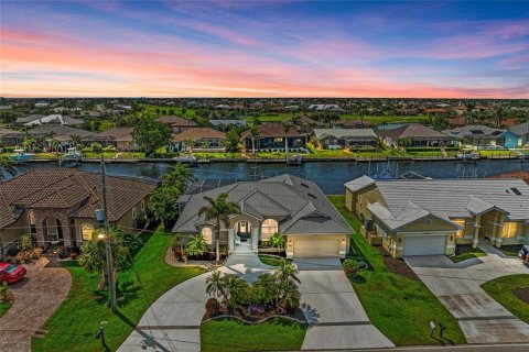 House in Punta Gorda, Florida 4 bedrooms, 216.74 sq.m. № 1681644 - photo 1