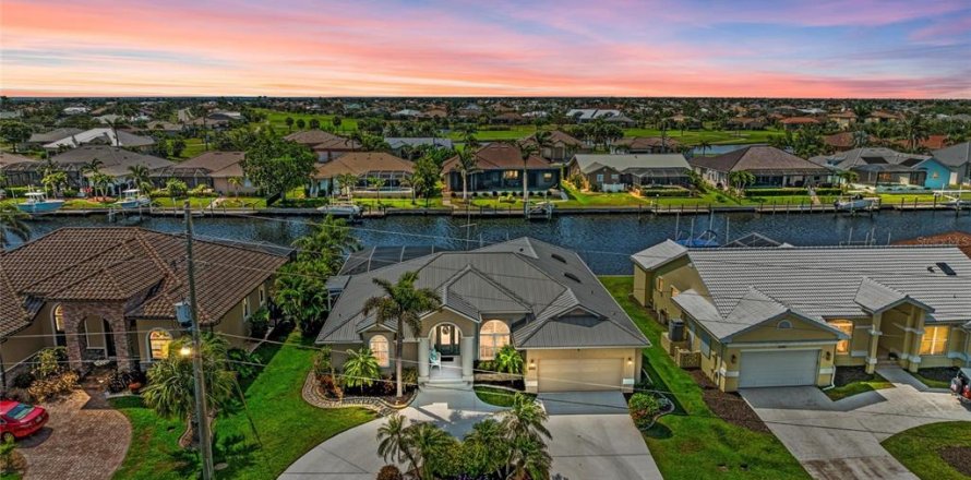 House in Punta Gorda, Florida 4 bedrooms, 216.74 sq.m. № 1681644