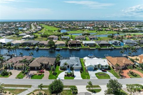 House in Punta Gorda, Florida 4 bedrooms, 216.74 sq.m. № 1681644 - photo 3