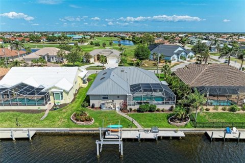 House in Punta Gorda, Florida 4 bedrooms, 216.74 sq.m. № 1681644 - photo 2